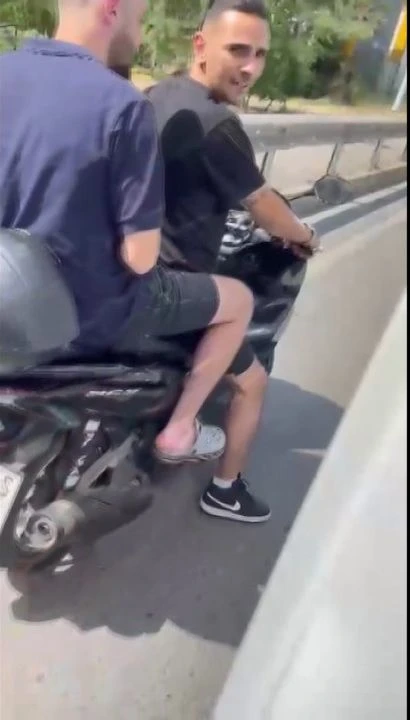 Bakan Koca'dan ambulansın önünü kesen magandalara sert tepki! İnsanlık göremeyeceksiniz asa peşlerinde. - 2. Resim