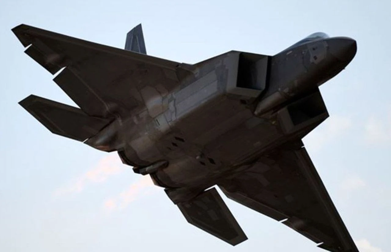 Çin, ABD F-22 uçağını yakaladı: Uydu görüntüleri yeni tartışmayı başlatıyor