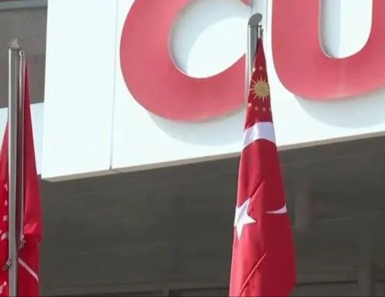 Cumhurbaşkanı Erdoğan'ın CHP ziyareti sırasında dikkat çeken detay: Forslu bayrak göndere çekildi