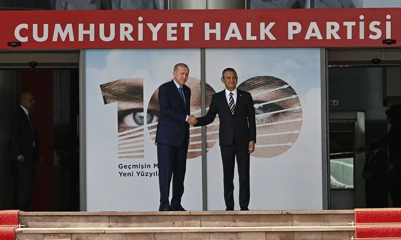 Cumhurbaşkanı Erdoğan'ın CHP ziyareti sırasında dikkat çeken detay: Forslu bayrak göndere çekildi