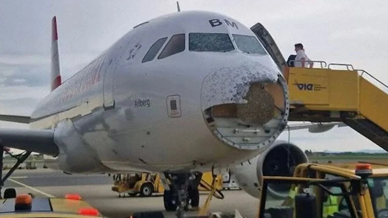 Havada dolu paniği! Uçağın parçası koptu, camları kırıldı