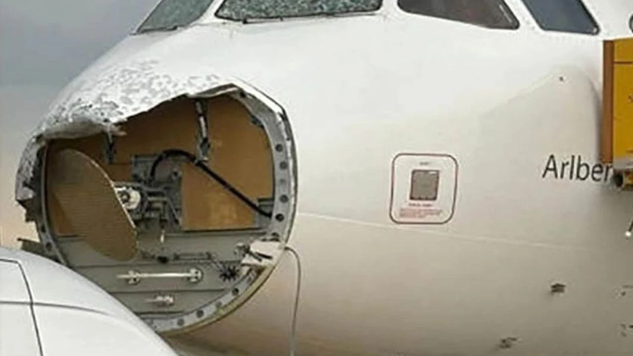 Havada dolu paniği! Uçağın parçası koptu, camları kırıldı