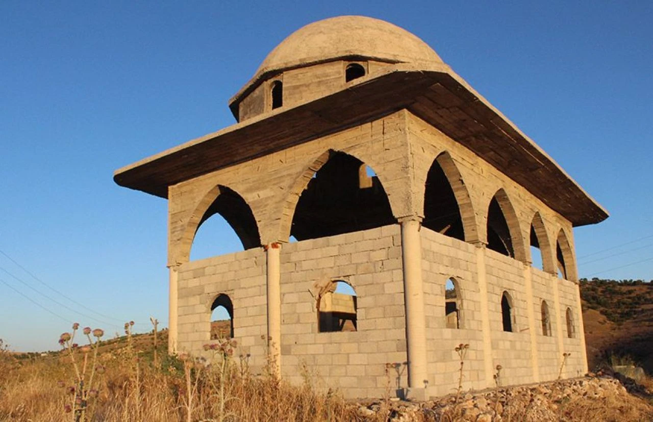 Tüyleri diken diken eden görüntü: Türbenin içinden çıktılar, yetkililer devreye girdi - 1. Resim