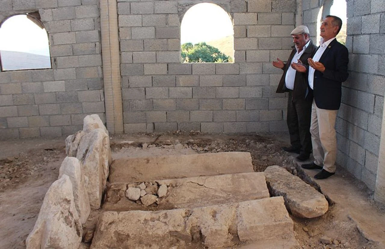 Tüyleri diken diken eden görüntü: Türbenin içinden çıktılar, yetkililer devreye girdi - 2. Resim