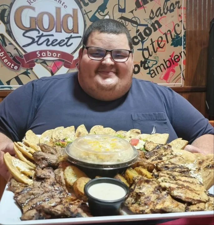 Yemek yeme videolarıyla ünlenen fenomen hayatını kaybetti! Tabutu vinçle indirildi - 1. Resim