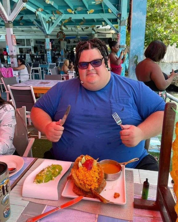 Yemek yeme videolarıyla ünlenen fenomen hayatını kaybetti! Tabutu vinçle indirildi - 2. Resim