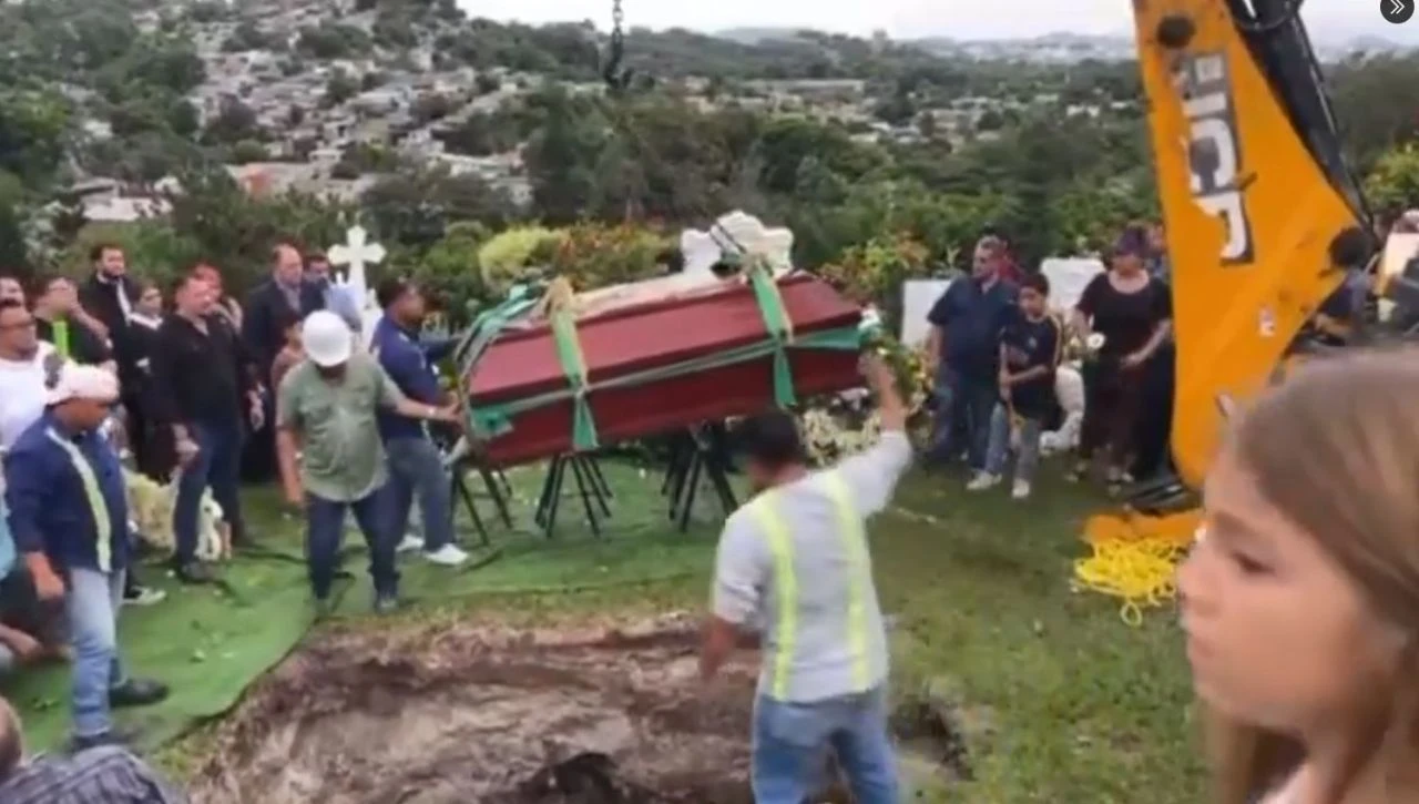 Yemek yeme videolarıyla ünlenen fenomen hayatını kaybetti! Tabutu vinçle indirildi - 3. Resim