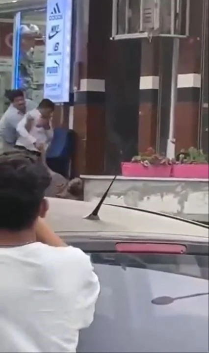 Yer Küçükçekmece! Birden üzerine atladı silahlı saldırganı paket etti - 2. Resim