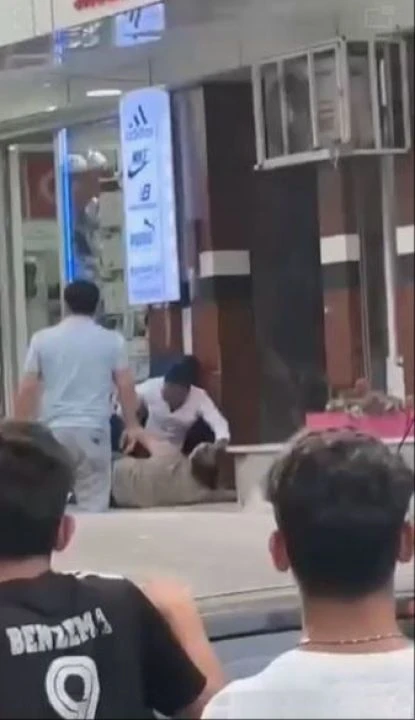 Yer Küçükçekmece! Birden üzerine atladı silahlı saldırganı paket etti - 1. Resim