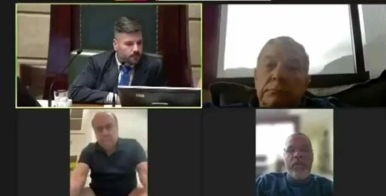 'Yok artık' dedirten olay! Gördükleri karşısında şoke oldular: Meclis toplantısına tuvaletten bağlandı - 1. Resim