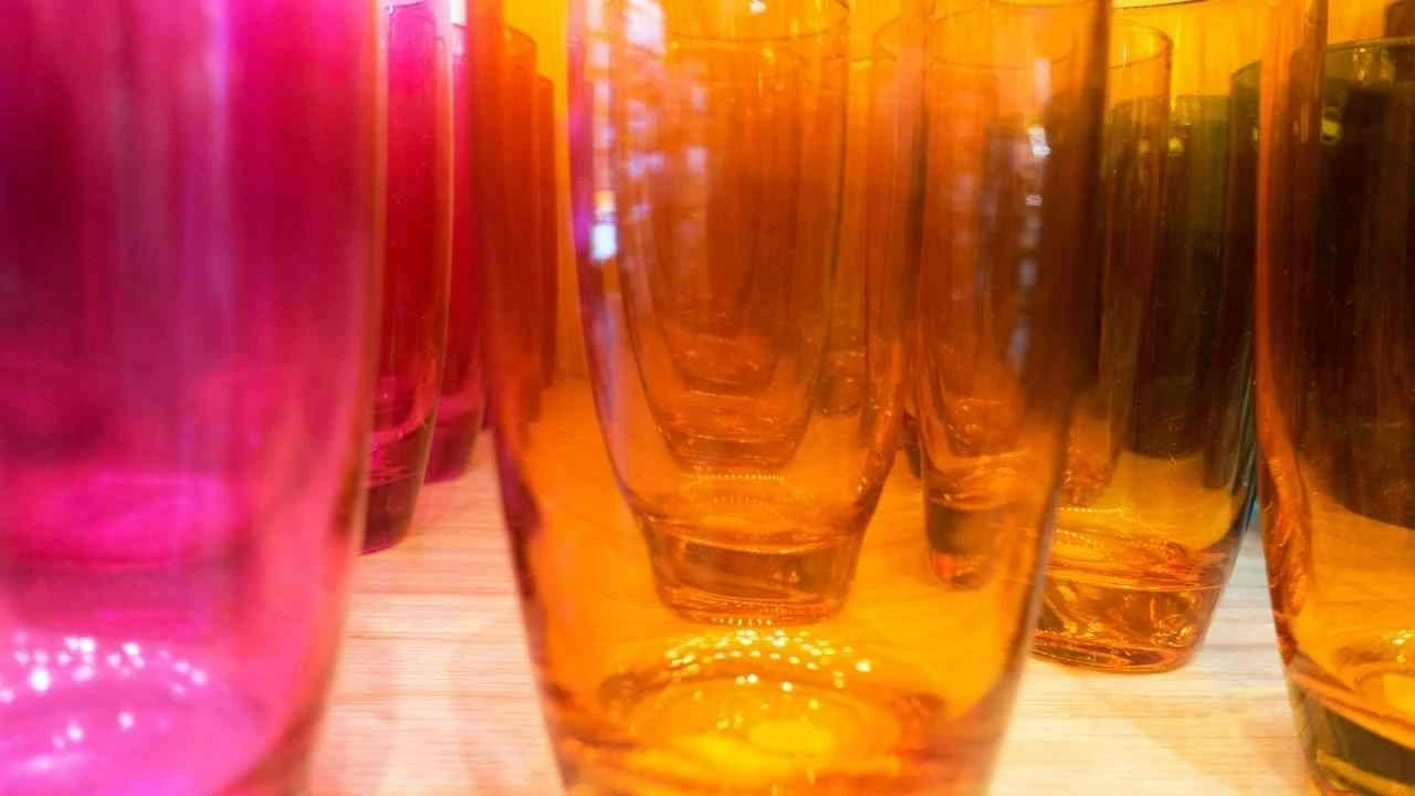 Bardağınızın rengi içeceğinizin tadını değiştiriyor! Tatlı krizlerine son