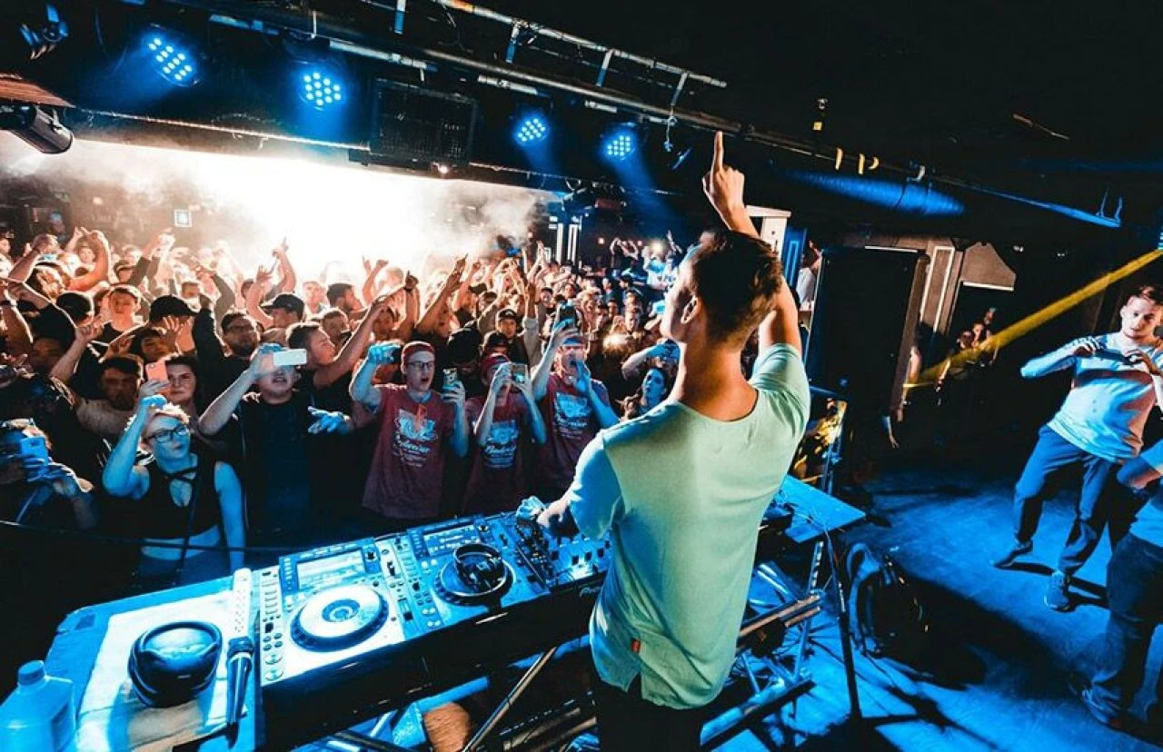 Erkeklere "loca" şartı koyan eğlence mekanına para cezası - 1. Resim