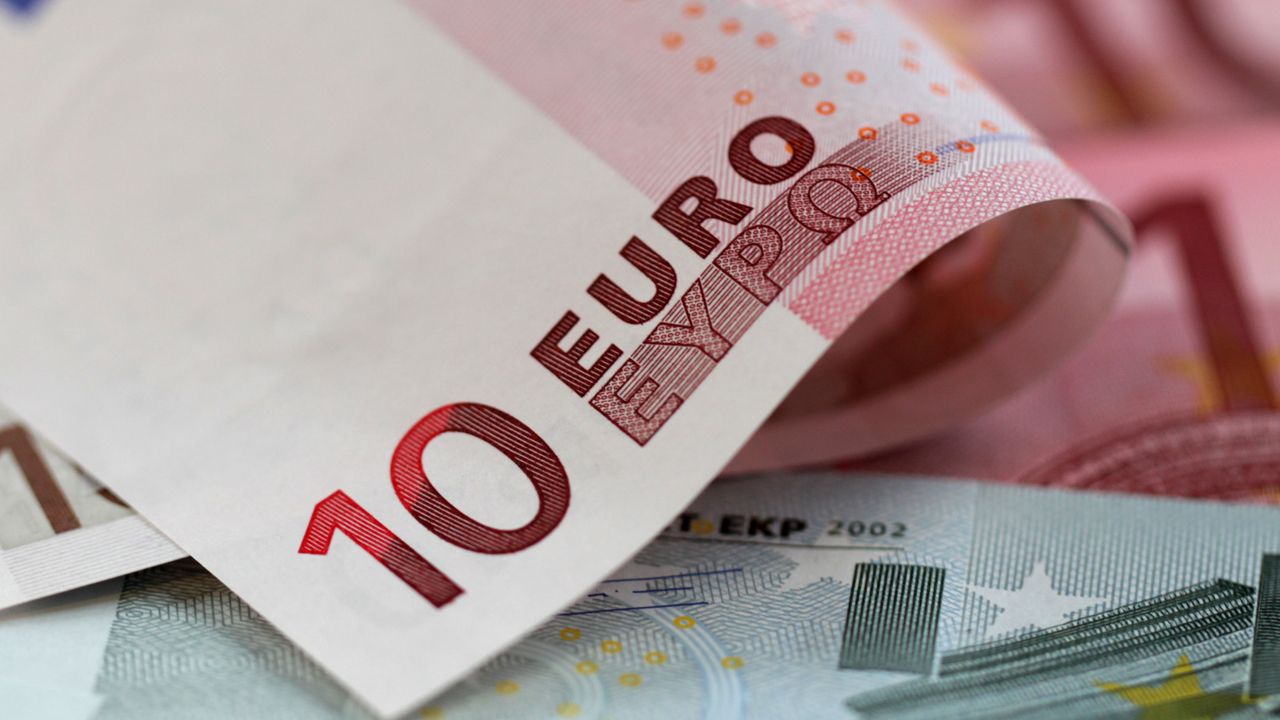 Euro, dolar ve yen karşında geriledi, ECB Başkanı uyardı