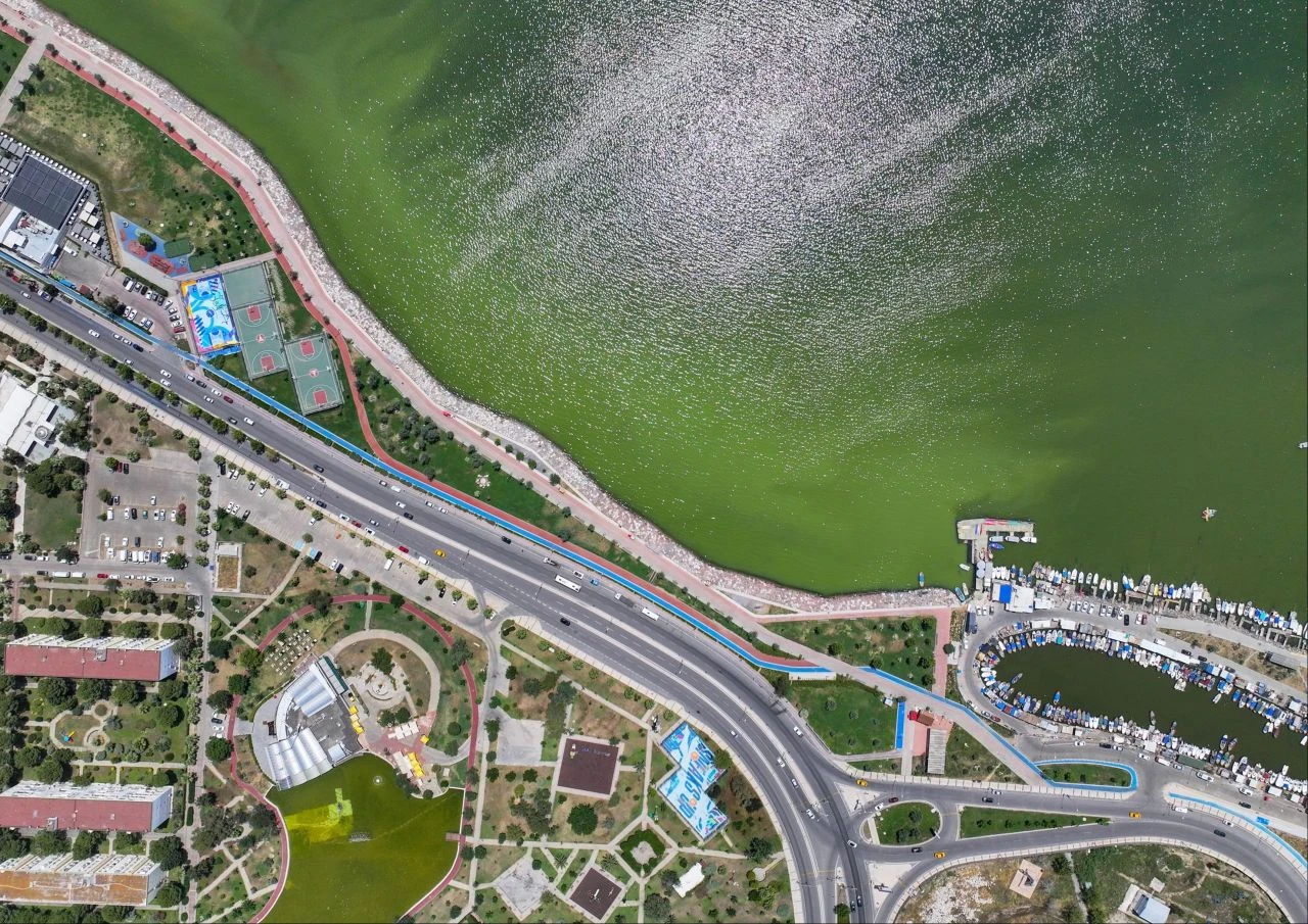 İzmir’de denizin rengi endişeye neden oldu: Kötü koku yayıldı!