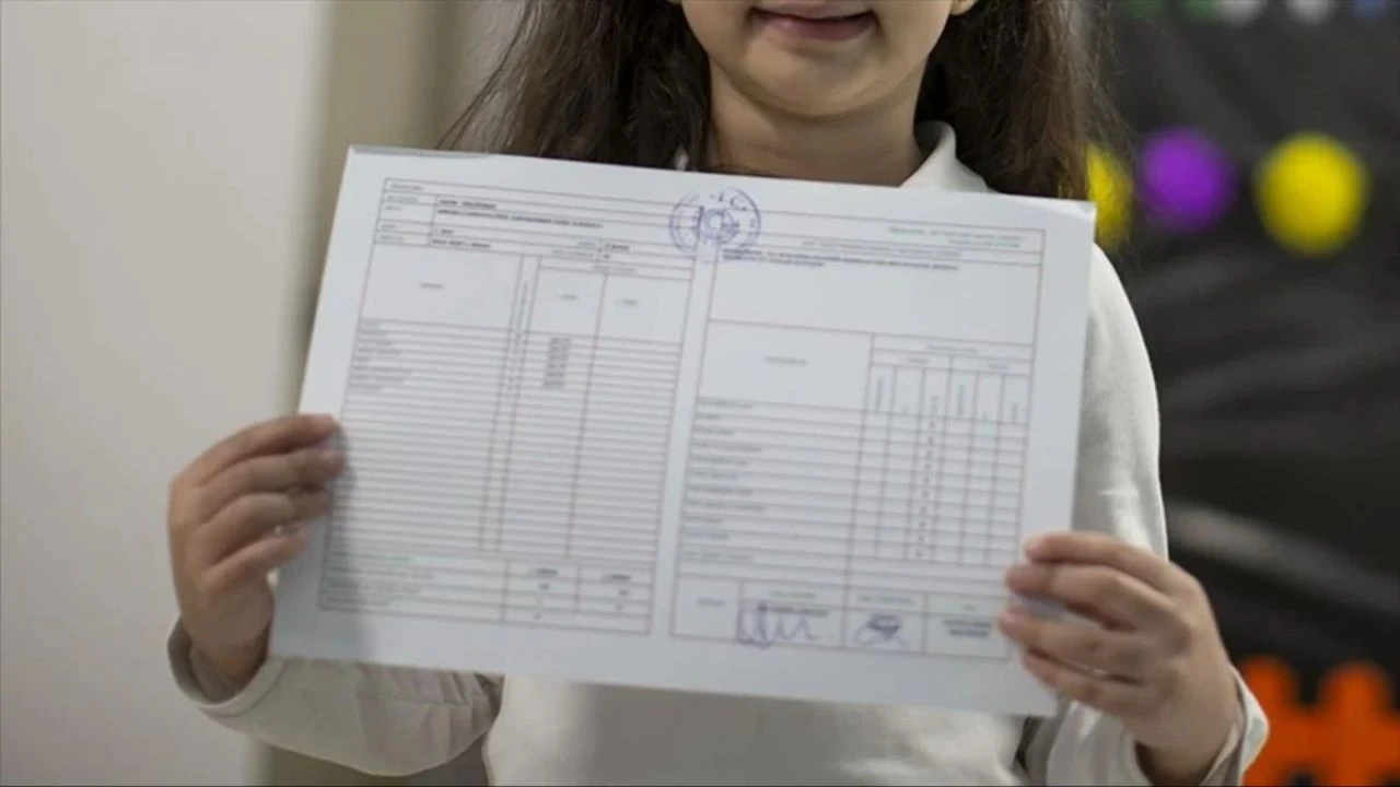 Öğretmenlerin not ve devamsızlık girişlerini 12 Haziran 2024 tarihinde bitirmesi bekleniyor, 14 Haziran'da karneler dağıtılacak - 1. Resim