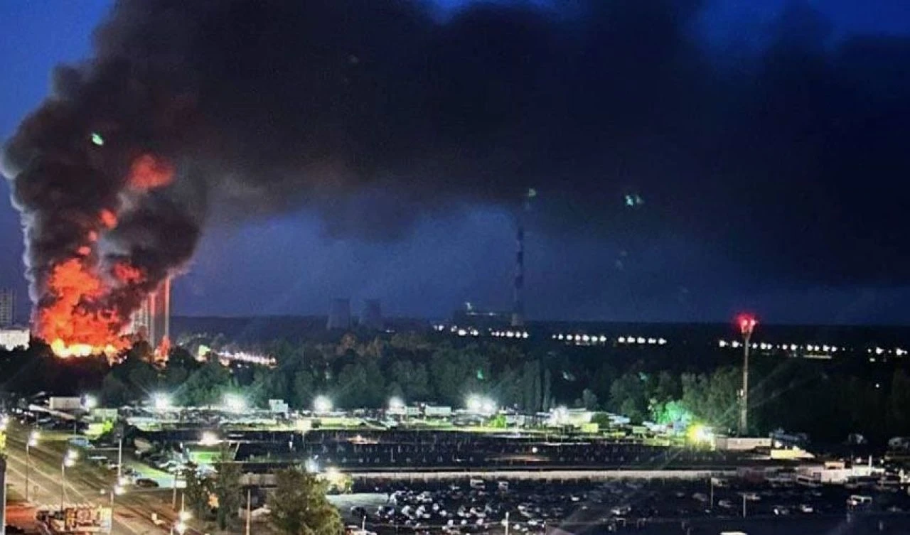 Rusya'nın saldırısı Kiev'i yaktı! Onlarca kişi söndürme çalışmalarına katıldı - 1. Resim