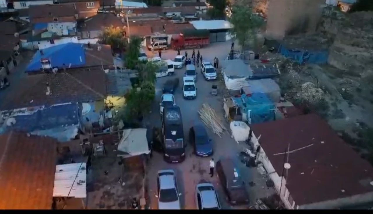 7 adrese eş zamanlı şafak operasyonu! Kilo kilo uyuşturucu ele geçirildi - 2. Resim