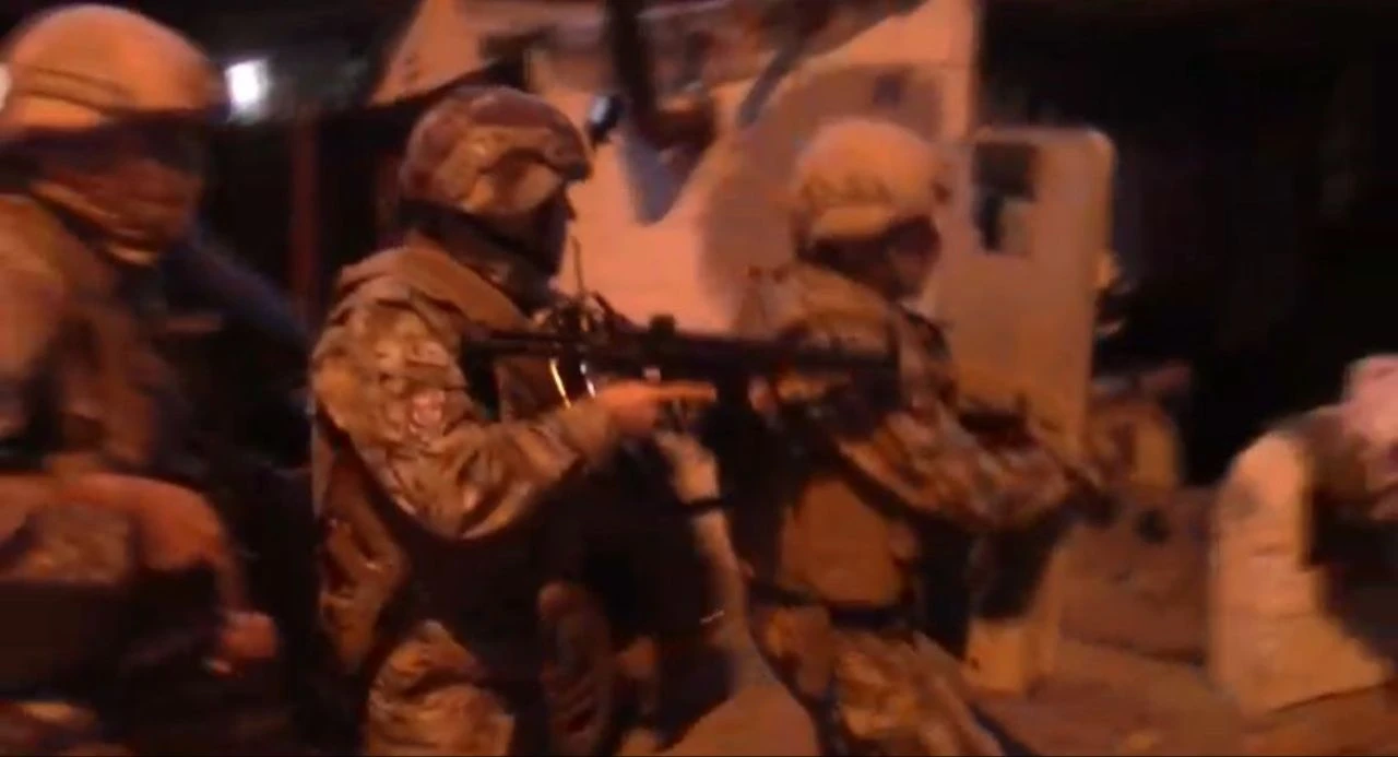 7 adrese eş zamanlı şafak operasyonu! Kilo kilo uyuşturucu ele geçirildi - 1. Resim