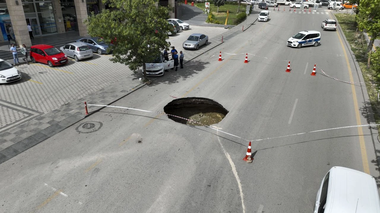 Başkentte şoke eden manzara: Cadde ortasında 10 metre derinliğinde çukur - 1. Resim