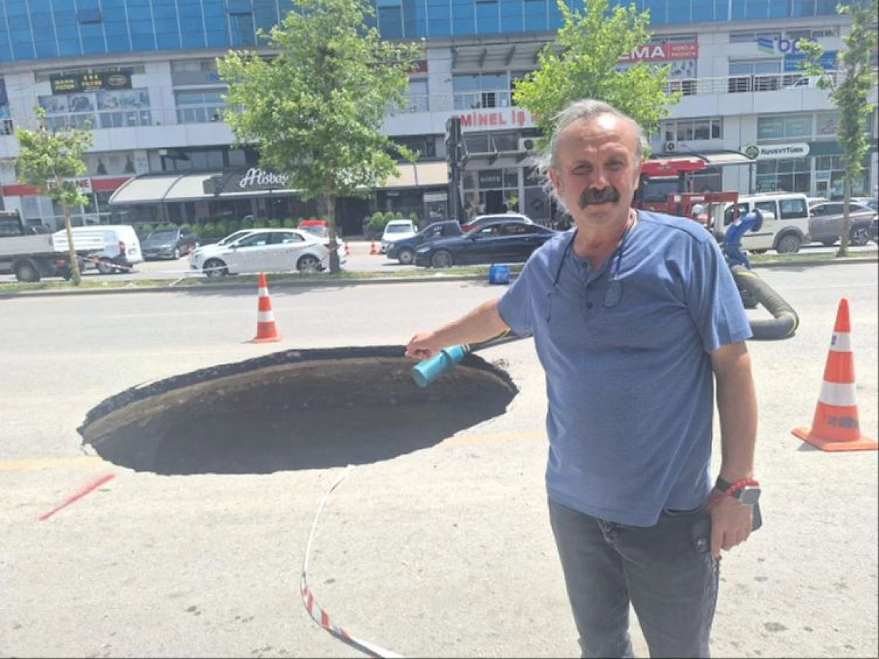 Başkentte şoke eden manzara: Cadde ortasında 10 metre derinliğinde çukur - 2. Resim