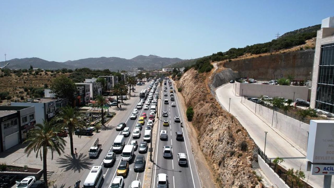 Bayram gelmeden trafiği geldi! Bodrum'da metrelerce araç kuyruğu