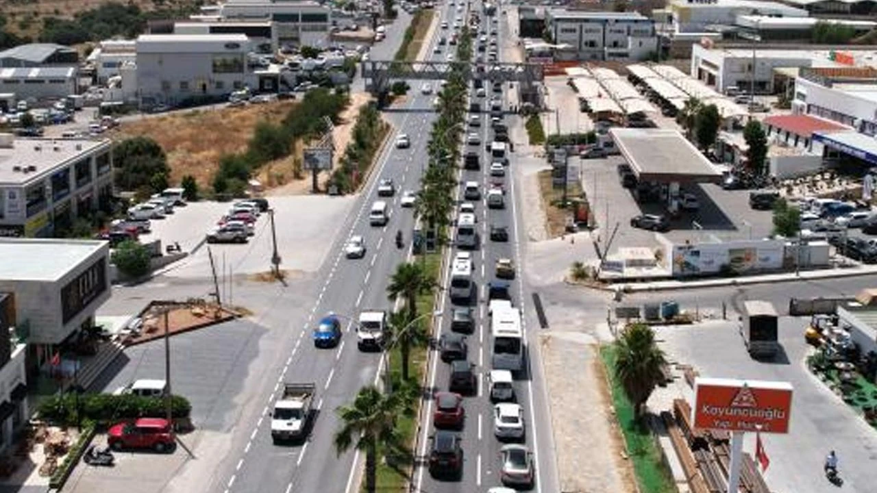 Bayram gelmeden trafiği geldi! Bodrum'da metrelerce araç kuyruğu - 1. Resim