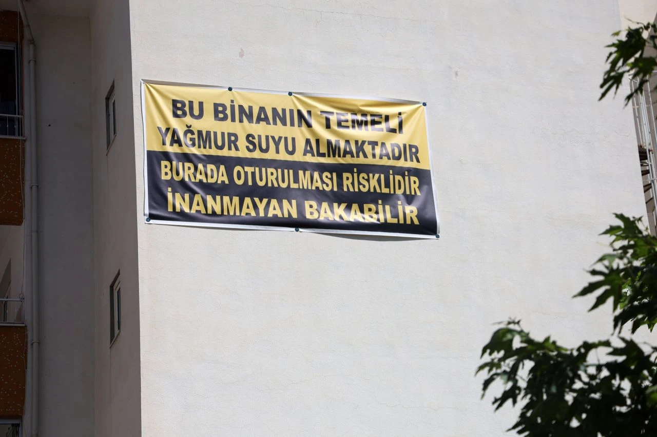 Böylesi görülmedi! Tadilat yaptıramayınca astığı pankart şaşkına çevirdi - 1. Resim