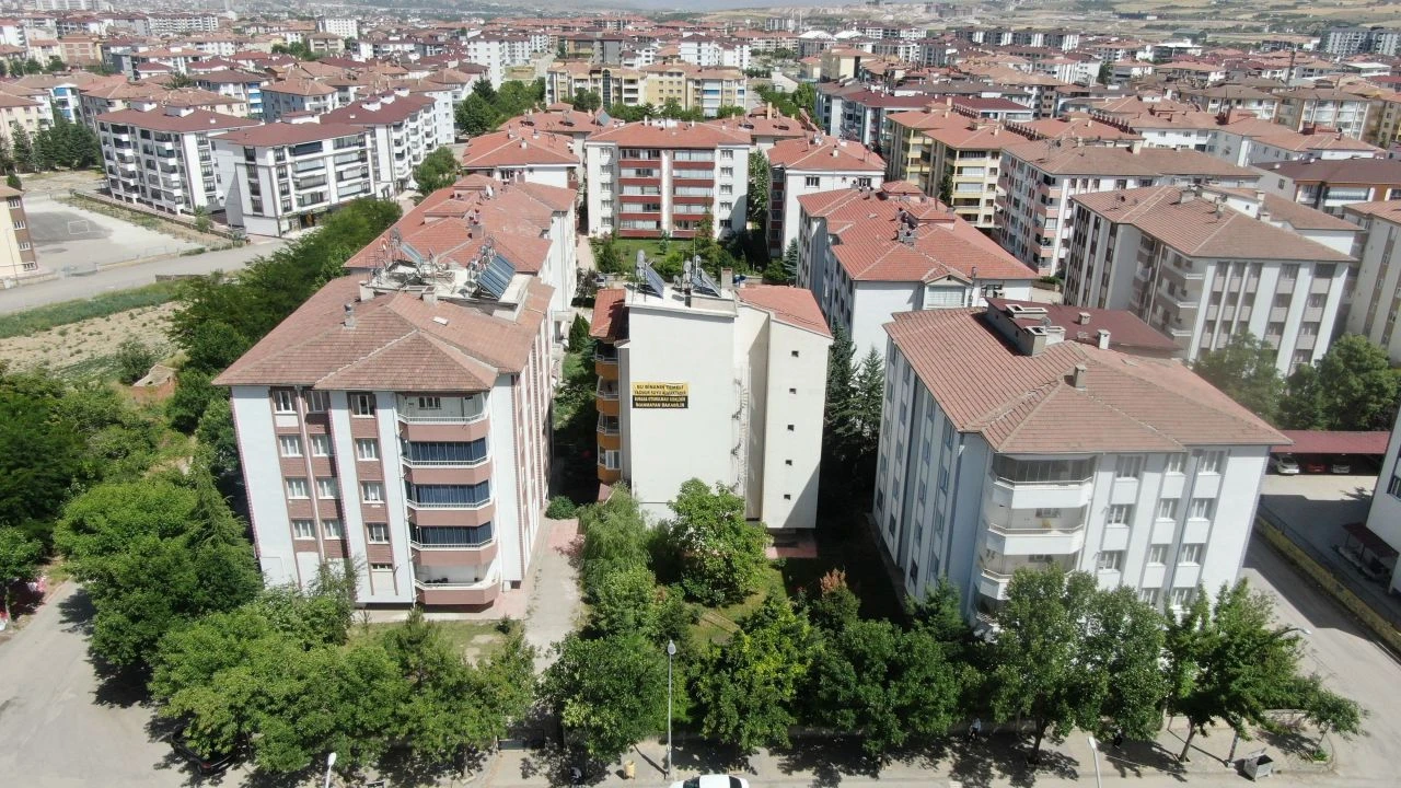 Böylesi görülmedi! Tadilat yaptıramayınca astığı pankart şaşkına çevirdi - 2. Resim