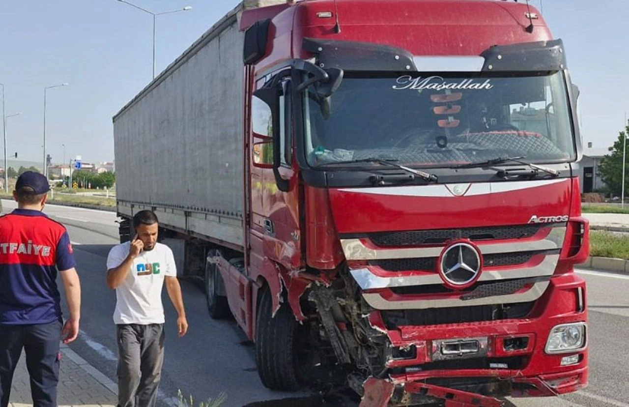 Çorum'da tır otomobil ve hafif ticari araca çarptı: 5 yaralı