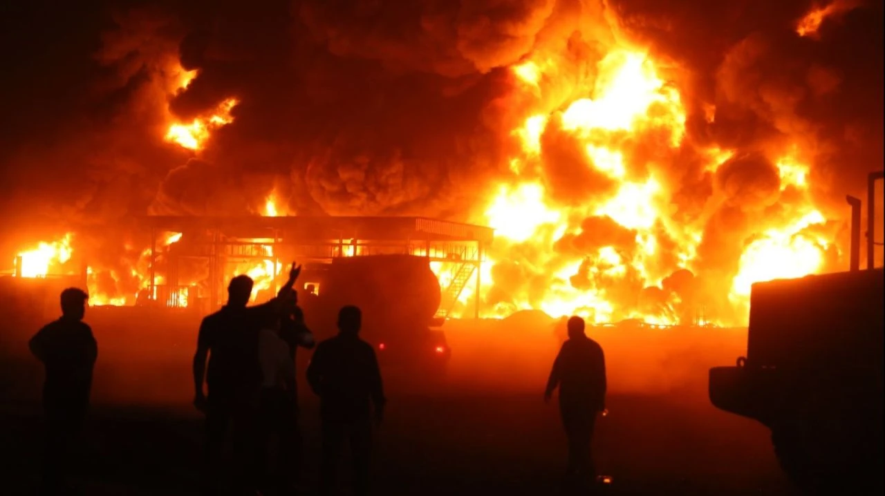 Irak'ta petrol rafinesinde patlama! Ekipler müdahale ediyor - 1. Resim