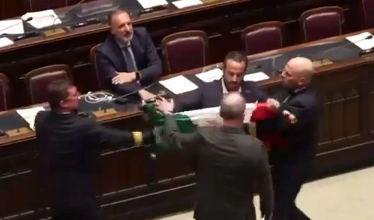 İtalya Meclisi özerklik yasasıyla karıştı! Vekiller birbirine girdi