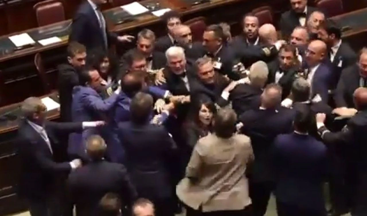 İtalya Meclisi özerklik yasasıyla karıştı! Vekiller birbirine girdi