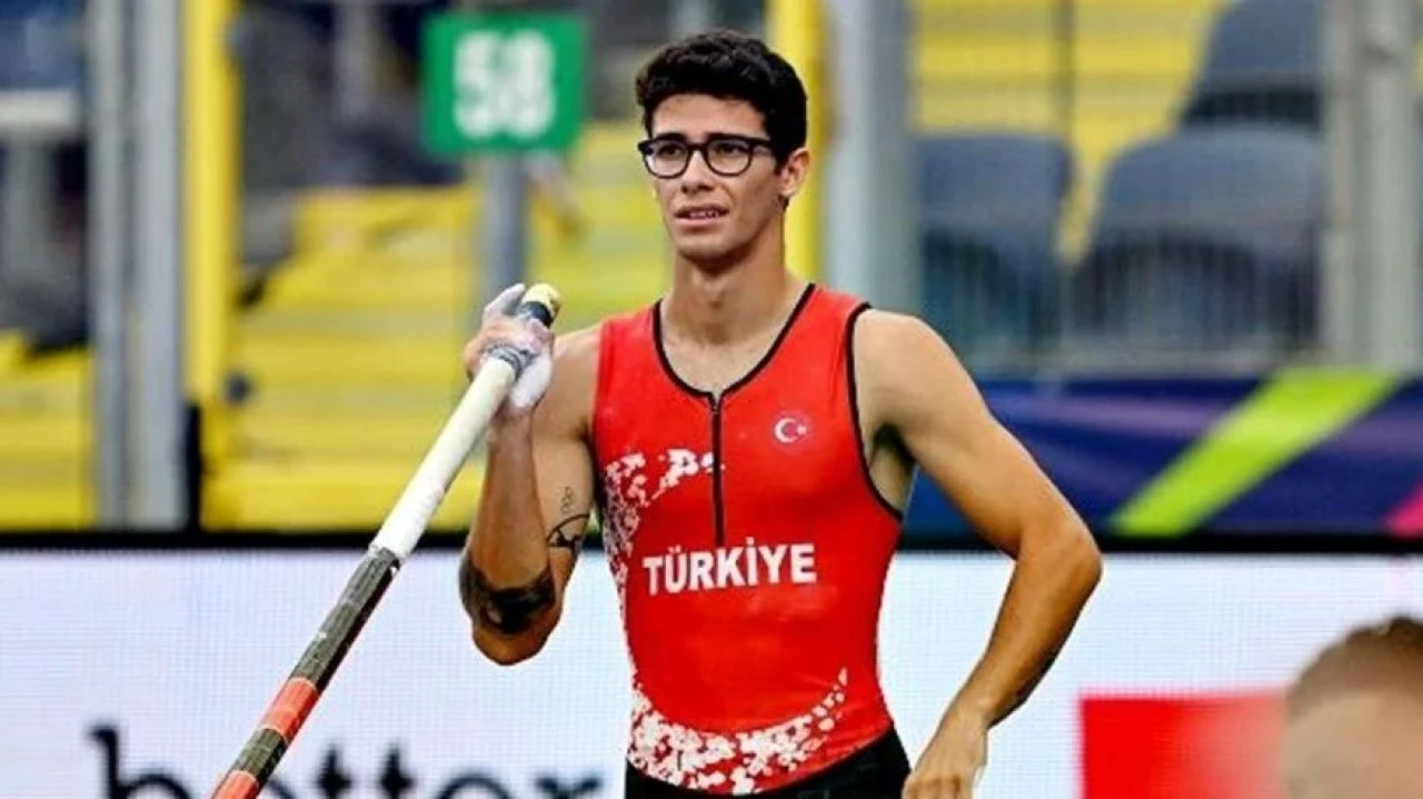 Milli sporcu Ersu Şaşma, Avrupa Atletizm Şampiyonası'nda 5.82m'lik atlayışıyla bronz madalya kazandı