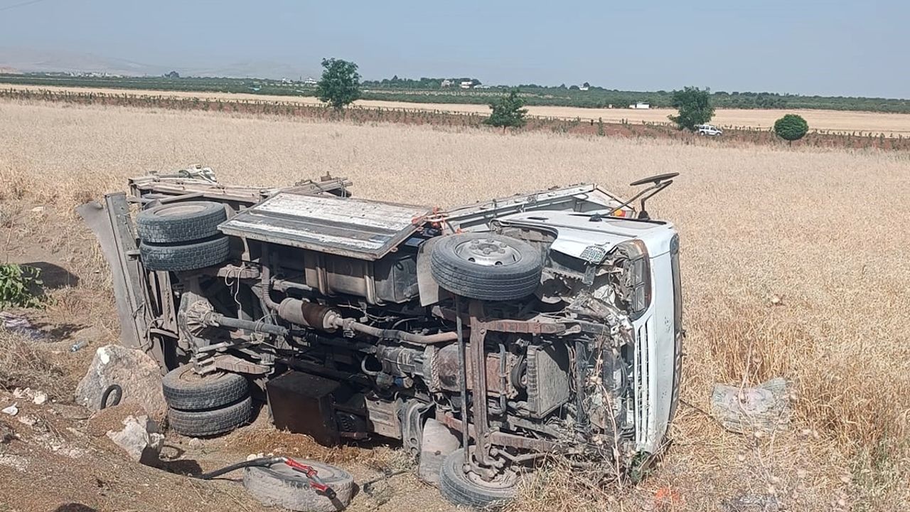 Şanlıurfa&#039;da feci kaza! Çarpışmanın etkisiyle şarampole uçtu: Ölü ve yaralılar var