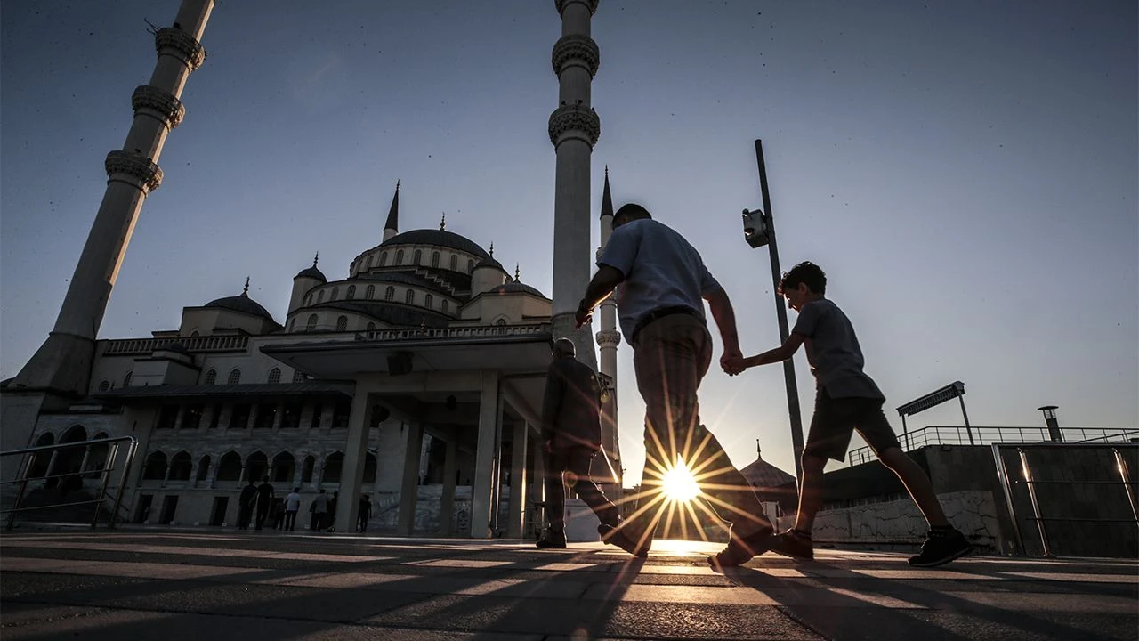 2024 il il kurban bayramı namaz saatleri! İstanbul, Ankara, Bursa, Diyarbakır, İzmir, Antalya, Kahramanmaraş ve Hatay bayram namazı vakitleri  - 9. Resim
