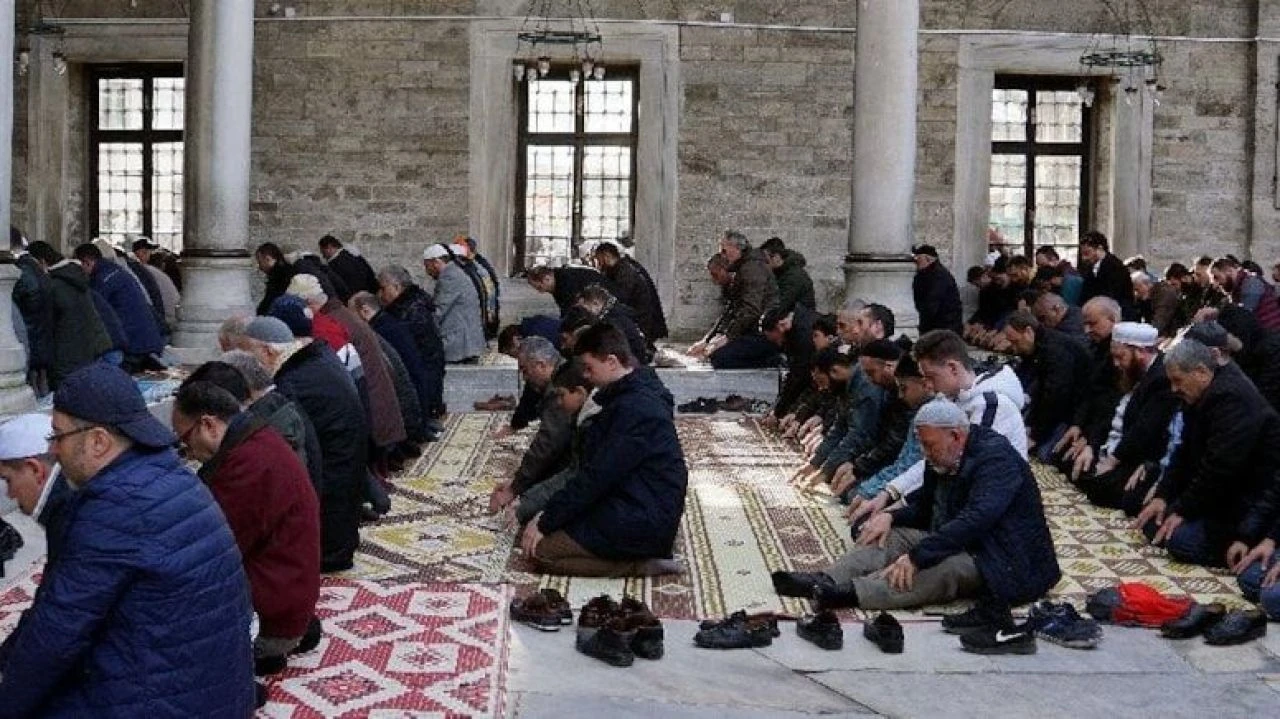 2024 il il kurban bayramı namaz saatleri! İstanbul, Ankara, Bursa, Diyarbakır, İzmir, Antalya, Kahramanmaraş ve Hatay bayram namazı vakitleri  - 6. Resim