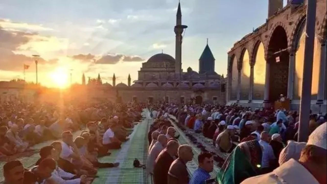 2024 il il kurban bayramı namaz saatleri! İstanbul, Ankara, Bursa, Diyarbakır, İzmir, Antalya, Kahramanmaraş ve Hatay bayram namazı vakitleri  - 2. Resim