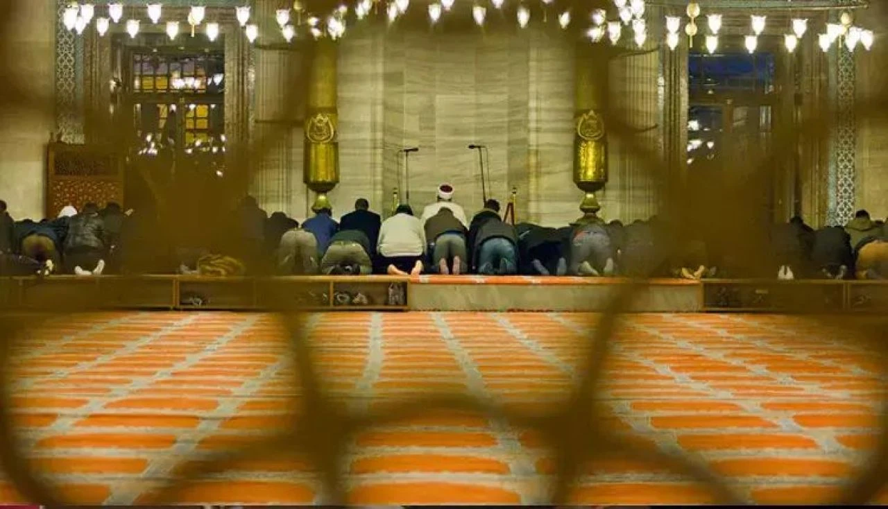 2024 il il kurban bayramı namaz saatleri! İstanbul, Ankara, Bursa, Diyarbakır, İzmir, Antalya, Kahramanmaraş ve Hatay bayram namazı vakitleri  - 3. Resim