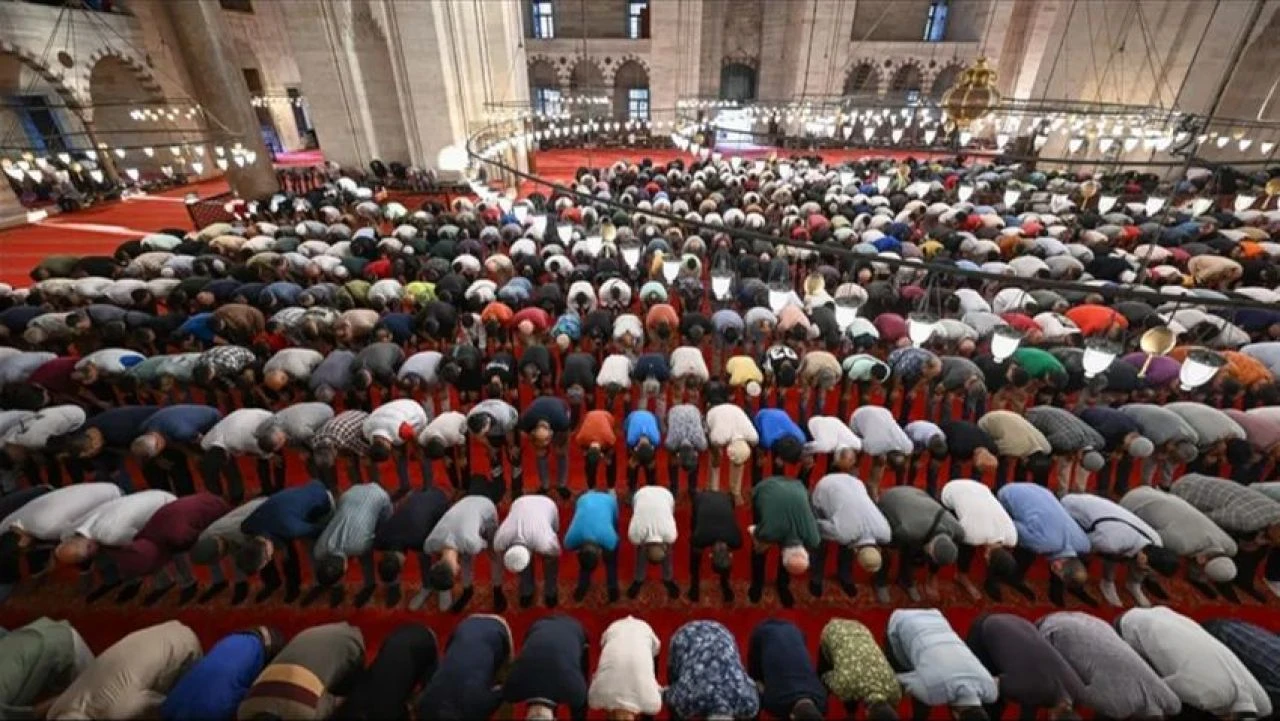 2024 il il kurban bayramı namaz saatleri! İstanbul, Ankara, Bursa, Diyarbakır, İzmir, Antalya, Kahramanmaraş ve Hatay bayram namazı vakitleri  - 5. Resim