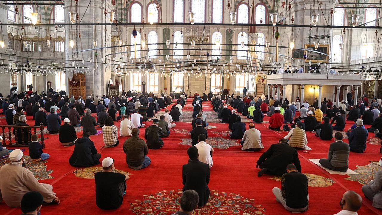 2024 il il kurban bayramı namaz saatleri! İstanbul, Ankara, Bursa, Diyarbakır, İzmir, Antalya, Kahramanmaraş ve Hatay bayram namazı vakitleri  - 8. Resim