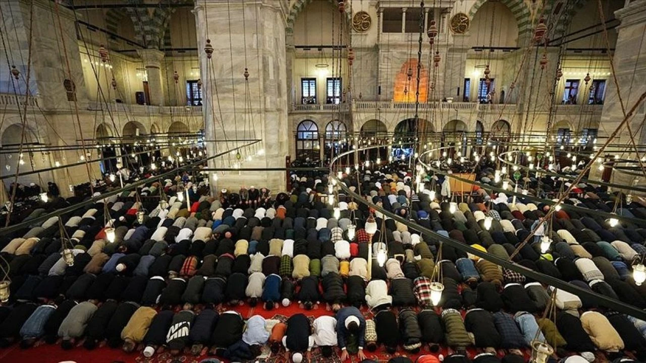 2024 il il kurban bayramı namaz saatleri! İstanbul, Ankara, Bursa, Diyarbakır, İzmir, Antalya, Kahramanmaraş ve Hatay bayram namazı vakitleri  - 1. Resim