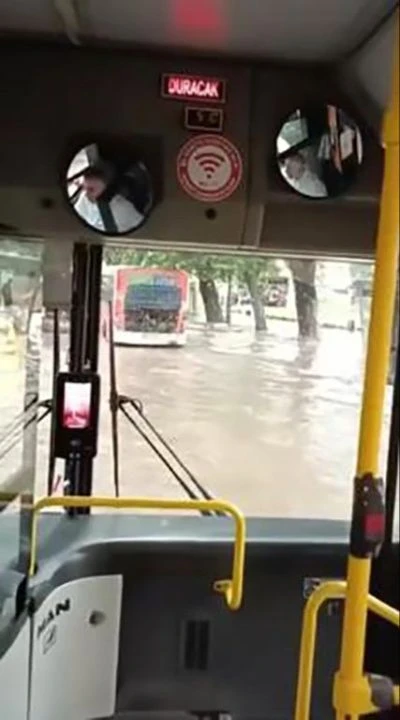 Ankara’yı sağanak ve dolu vurdu: Yollar göle döndü, ağaçlar devrildi, araçlar ilerleyemedi