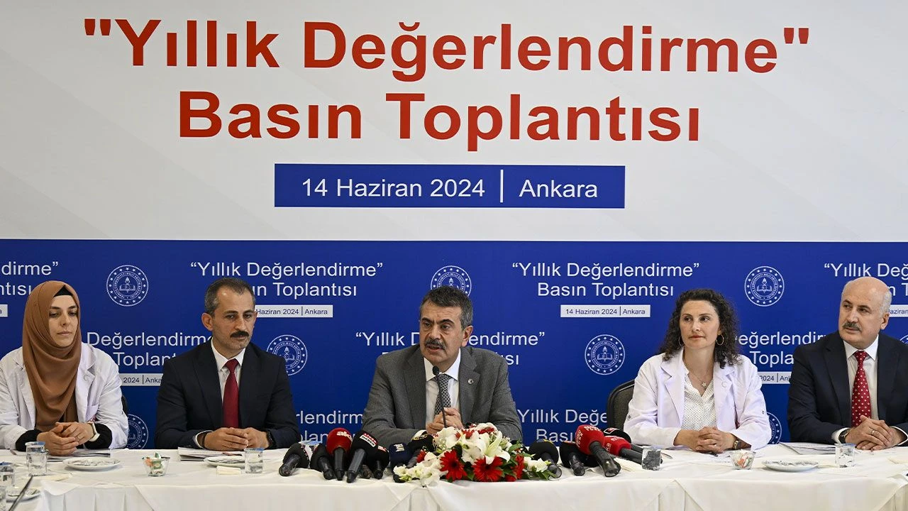 Bakan Tekin'den 'lisede uygunsuz kıyafet' tartışmalarına ilişkin açıklama: Gereken yapılacak - 1. Resim