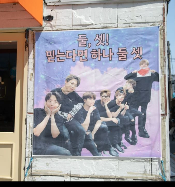 BTS fanları Jin'in askerden dönüşünü kutladı