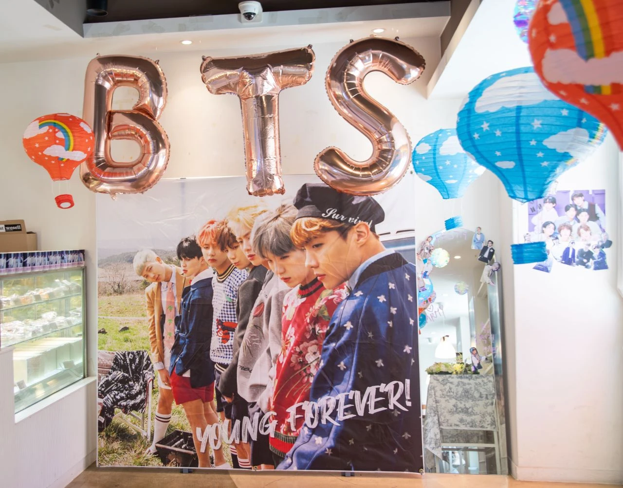 BTS fanları Jin'in askerden dönüşünü kutladı
