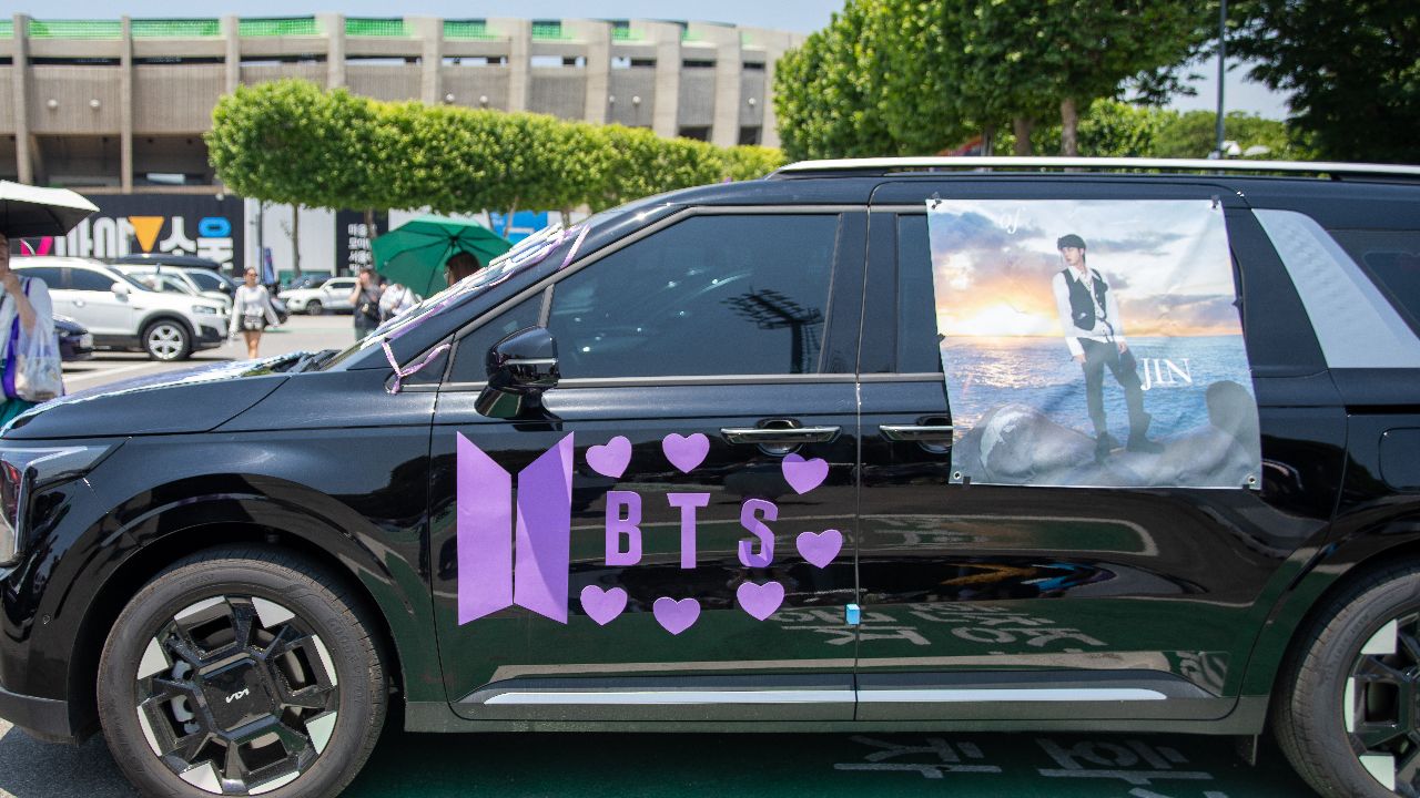 BTS fanları Jin&#039;in askerden dönüşünü kutladı