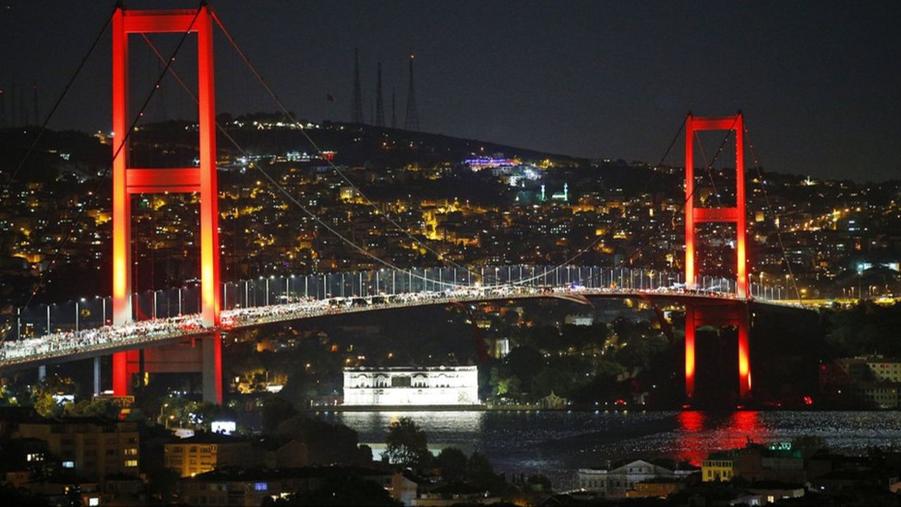 Çift yönlü trafiğe kapatılan 15 Temmuz Şehitler Köprüsü&#039;nün ne zaman açılacağı belirtilmedi