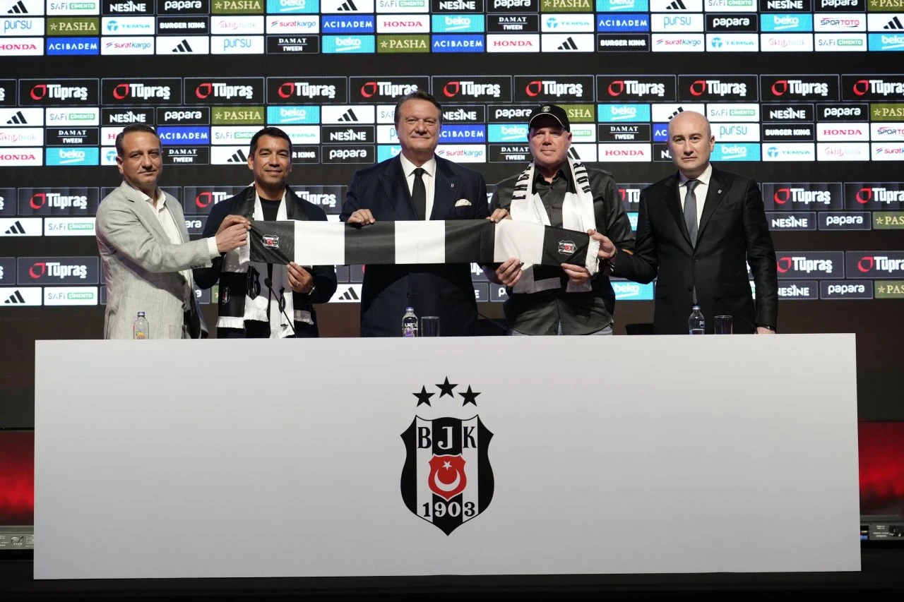 Futbolculuk kariyerinde 422 maçta forma giyen Giovanni, Beşiktaş 2+1 yıllık teknik direktörlüğü için imzayı attı