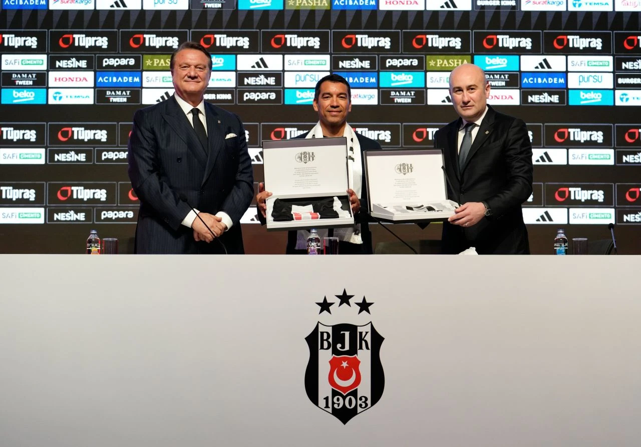 Futbolculuk kariyerinde 422 maçta forma giyen Giovanni, Beşiktaş 2+1 yıllık teknik direktörlüğü için imzayı attı