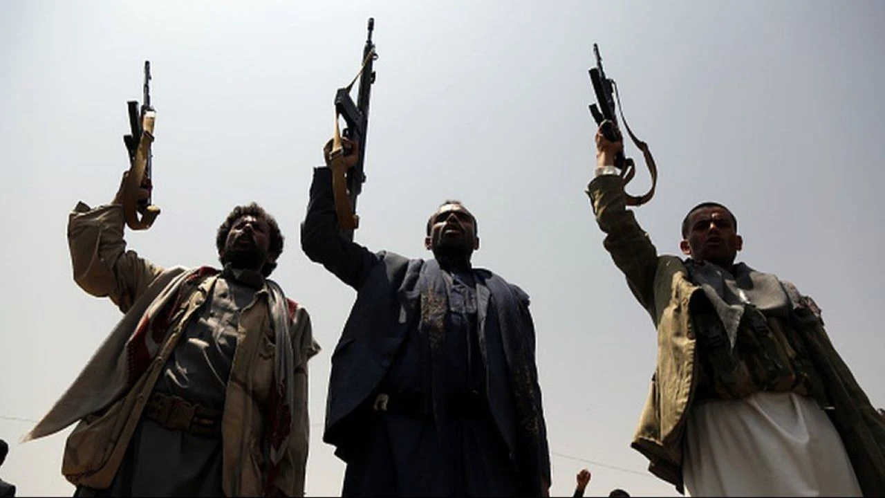 Husiler gemisavar füzeleriyle saldırdı: Bir denizci yaralandı - 1. Resim